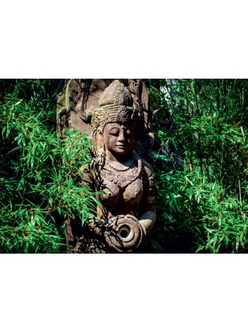 Постер фэн-шуй со статуей богини в лесу